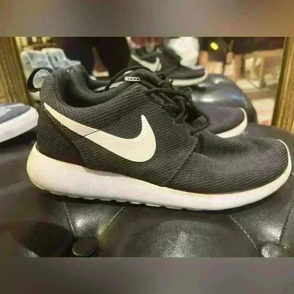 Nike Roshe Size 7.5 - Picture 3 of 5